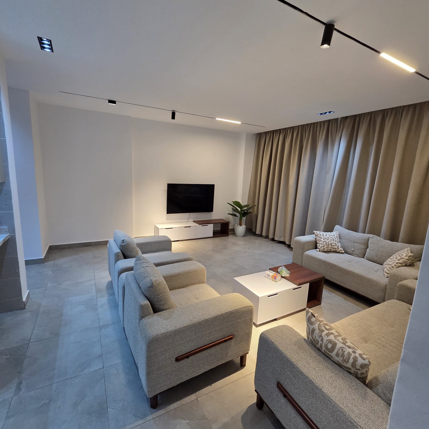 شقة في مدينتي 146 م2 للإيجار مفروش بحري على حديقة تشطيب خاص 60,000 ج 